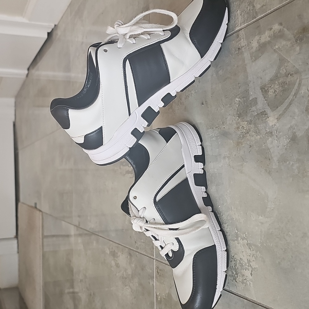 Gucci Sneakers - Picture 2 of 3